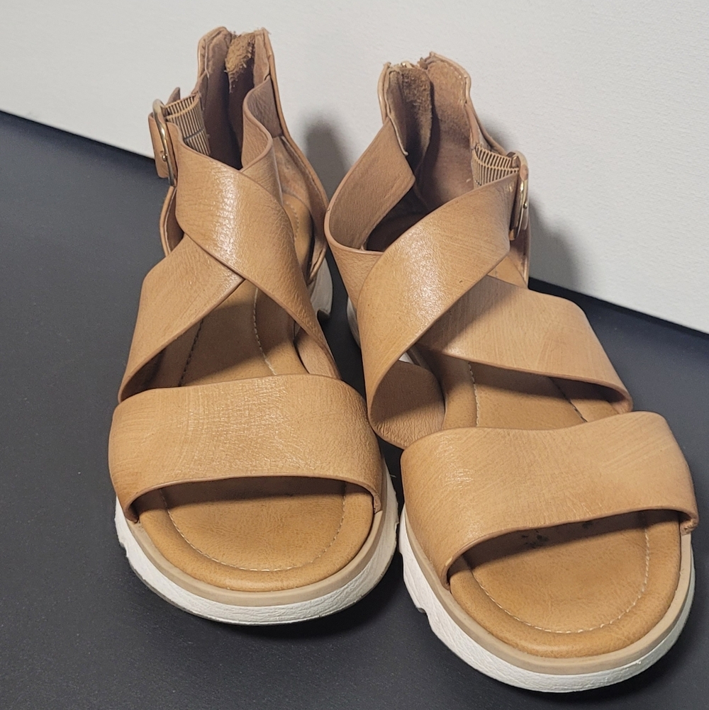 Sofft Natural Tan Leather Crisscross Sandals